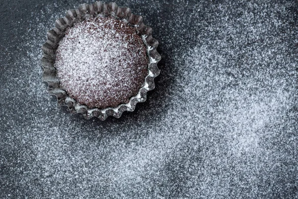 Weihnachtlich frischer Schokoladenmuffin mit Puderzucker — Stockfoto
