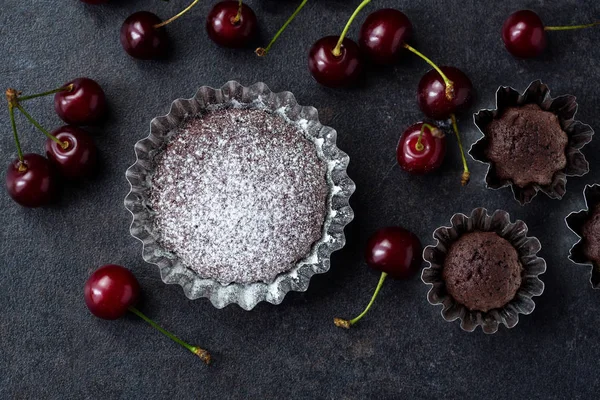 Weihnachtsmuffin mit Puderzucker und Kirsche — Stockfoto