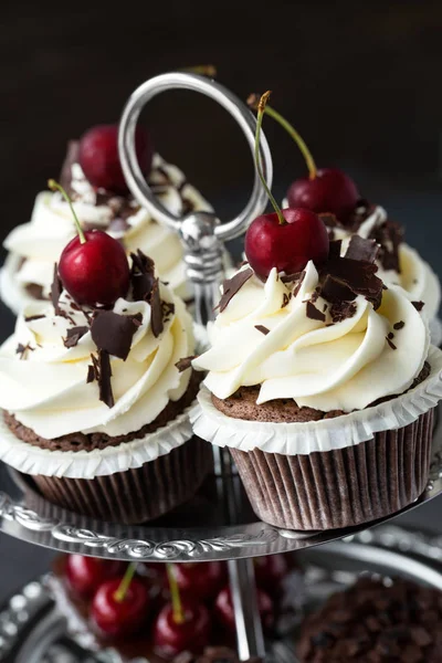 Cupcake frais décoré avec de la crème vanille crémeuse — Photo