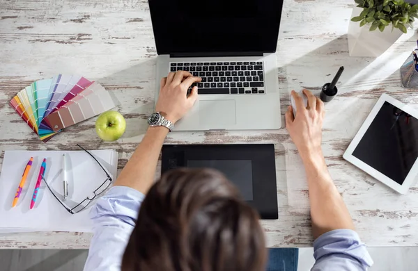 Freelance designer working on a laptop — Stock Photo, Image