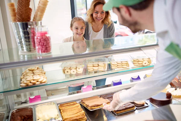 Mother with daughter in pastry shop — Stock Photo, Image
