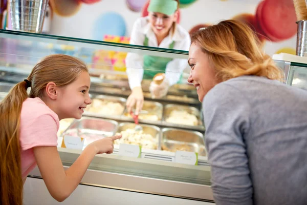 Mädchen zeigt, was Eisgeschmack will — Stockfoto