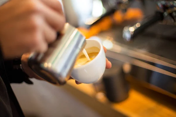 Kaffee mit Latte-Aroma zubereiten — Stockfoto