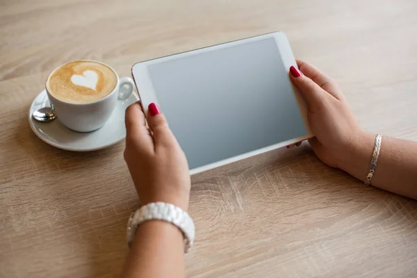 Top view coffee cup and tablet in female hand — Stock Photo, Image