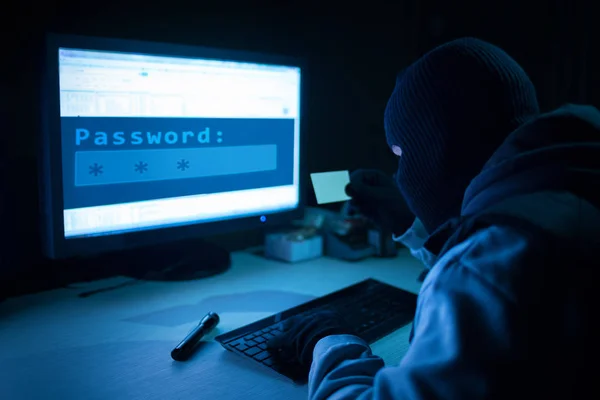 Hacker stehlen Daten von einem Computer — Stockfoto