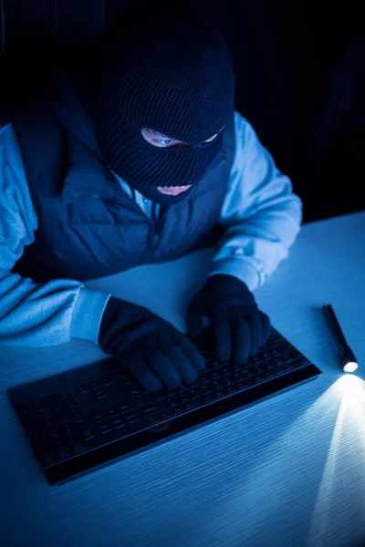 Hacker tippen auf Tastatur — Stockfoto