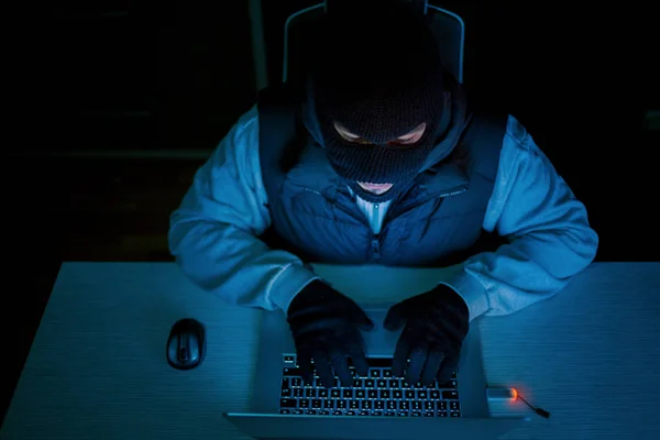 Ο άνθρωπος στη μάσκα με το laptop, ασφάλειας πληροφοριών — Φωτογραφία Αρχείου