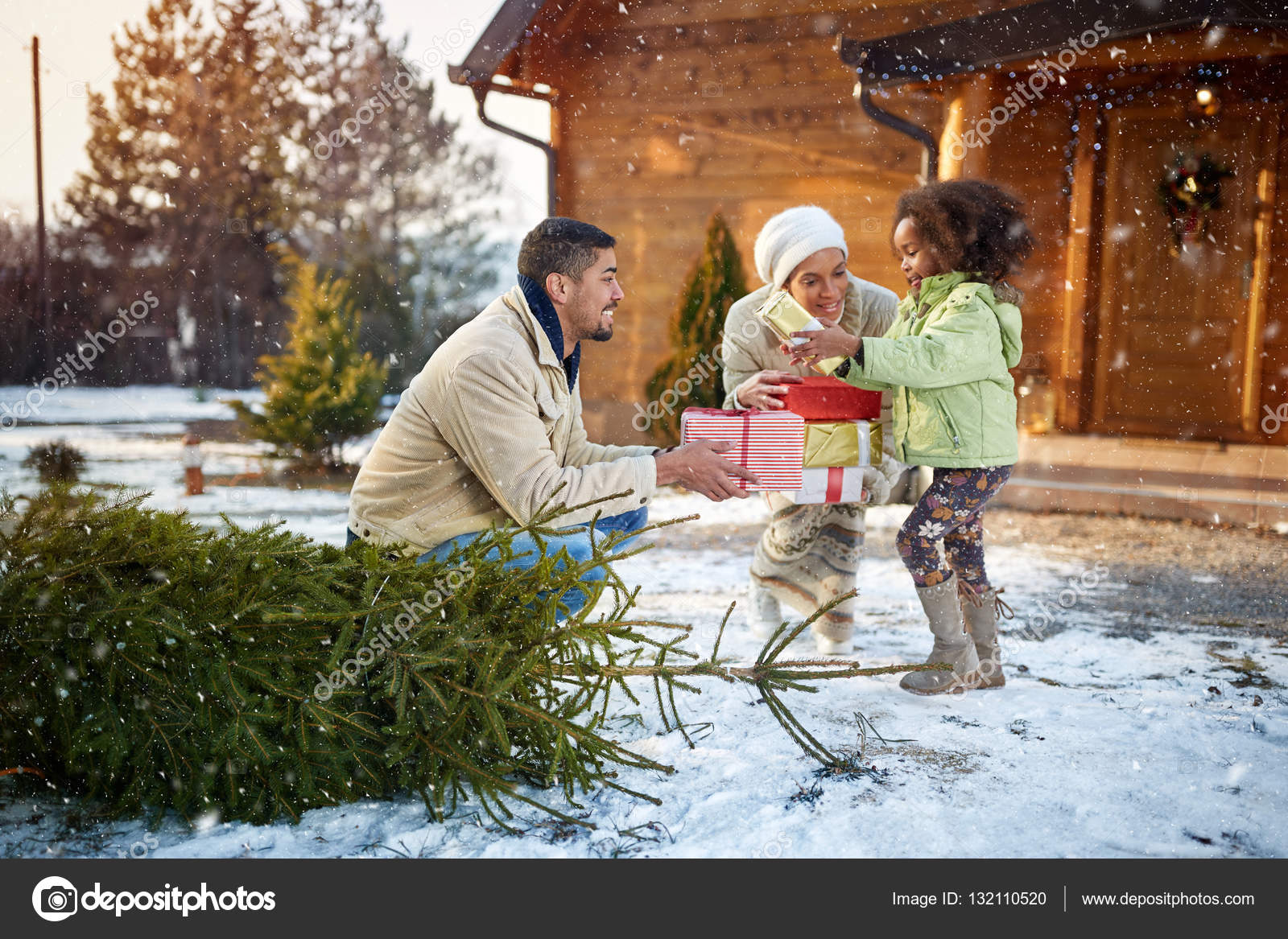 アフロ アメリカン女の子クリスマス プレゼントします ストック写真 C Luckybusiness