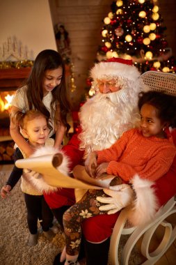 Noel Baba baba ile çocuklar dilek listesi okuma