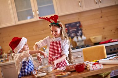 mutlu çocuklar evde kurabiye