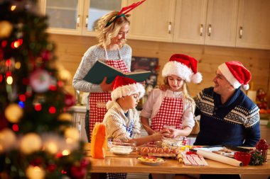 Xmas için tanımlama bilgileri hazırlama çocuklu aile