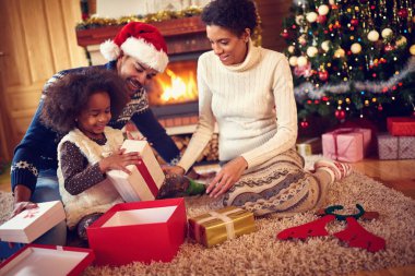 Mevcut açılış Noel sabah mutlu bir aile