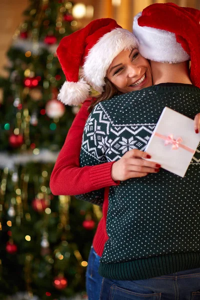 Chica abrazando chico para regalo de Navidad —  Fotos de Stock