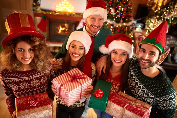 Grupo de amigos comemorando o Natal — Fotografia de Stock