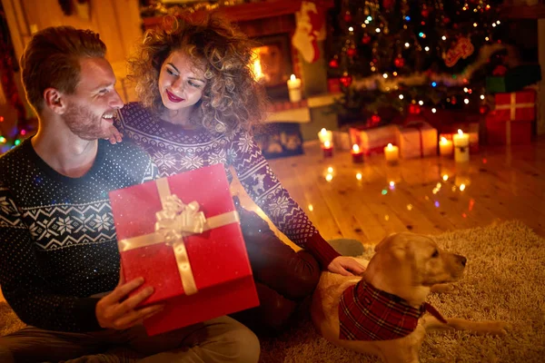 Paar mit magischem Geschenk zu Weihnachten — Stockfoto