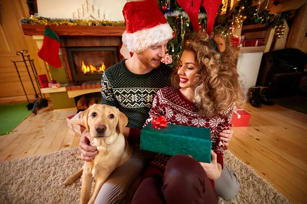 Mann und Frau mit Hund und Geschenk zu Hause — Stockfoto