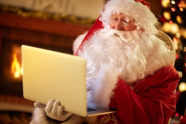 Jultomten med laptop — Stockfoto