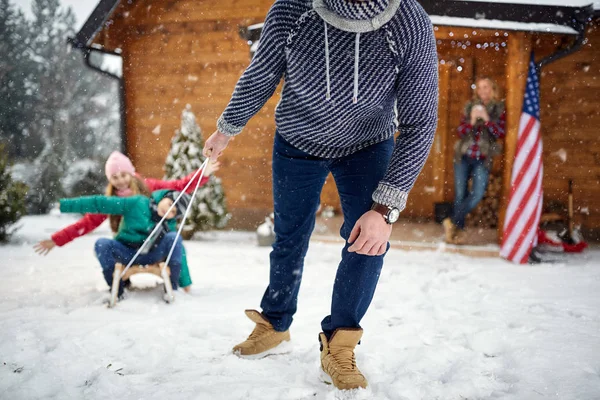 겨울에 즐기는 썰매-가족 재미 — 스톡 사진