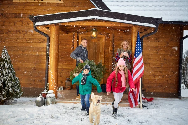 Gelukkig gezin in winter - jeugd, seizoen, familie, vakantie — Stockfoto