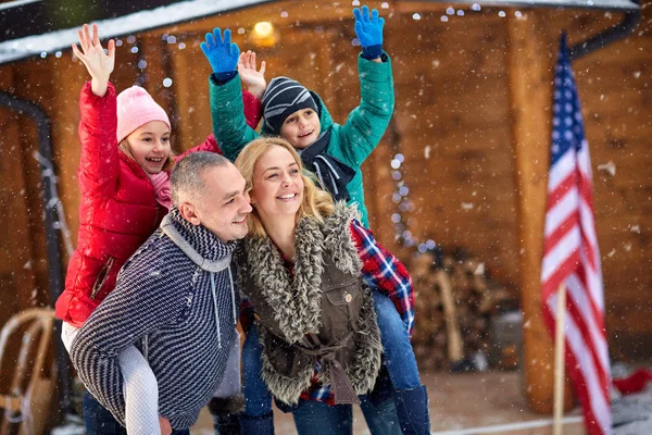 Porträt Familie genießt an einem verschneiten Tag — Stockfoto