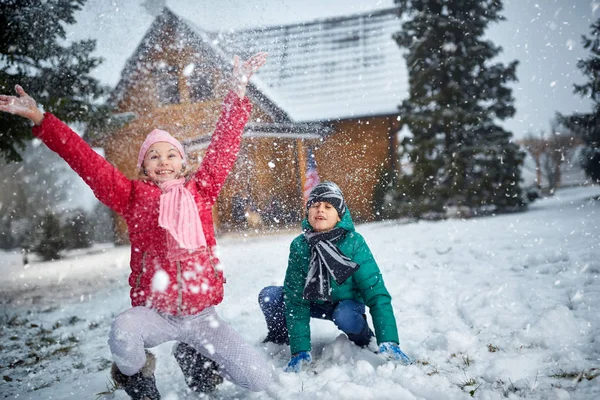 Kinderen spelen met sneeuw en plezier — Stockfoto