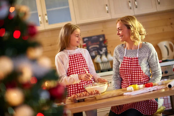 Hija con la madre haciendo galletas de Navidad-temporada de vacaciones — Foto de Stock