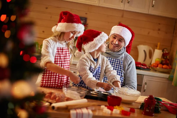 Niños y padre preparando galletas de Navidad — Foto de Stock