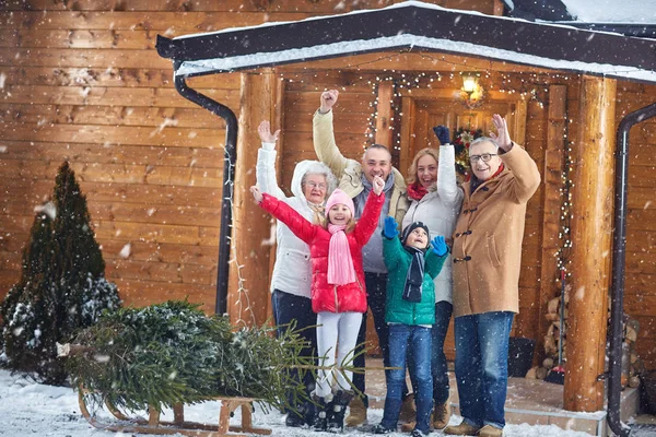 Retrato de familia feliz en Navidad — Foto de Stock