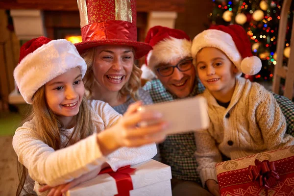 Natal engraçado selfie-tempo para a família — Fotografia de Stock