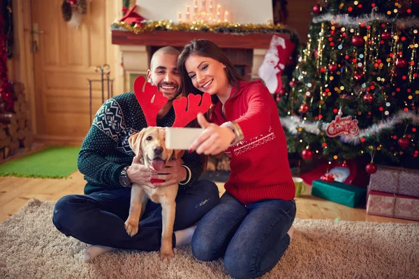 Selfie με το σκυλί για τα Χριστούγεννα — Φωτογραφία Αρχείου