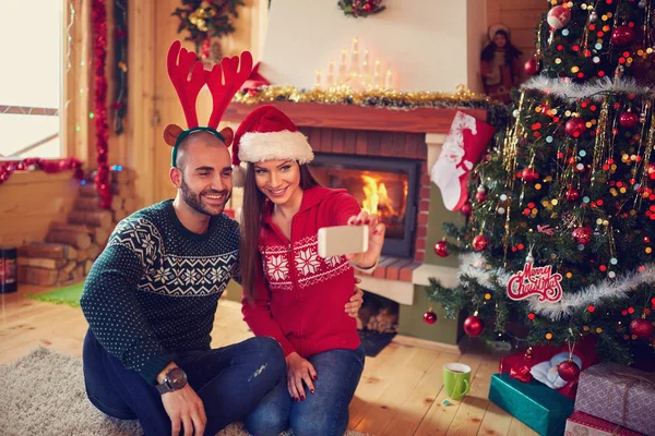 Kız ve adam selfie için Noel'e hazırlanmak — Stok fotoğraf