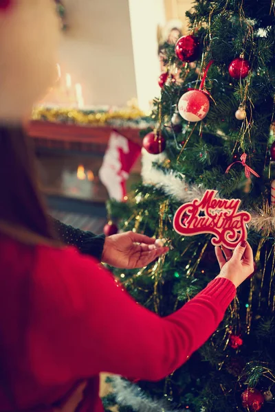 Preparando a árvore de Natal para o tempo de Natal — Fotografia de Stock