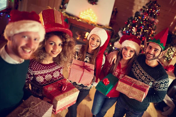 Jovens no Natal com presentes — Fotografia de Stock