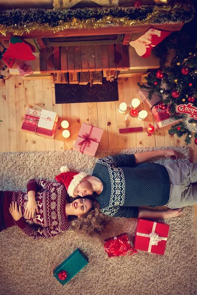 Ovanifrån av ungt par till jul — Stockfoto