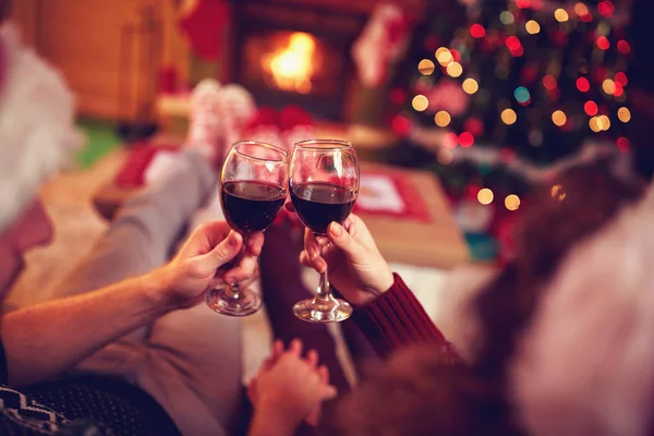 Coppia con vino rosso, contro albero di Natale e camino — Foto Stock