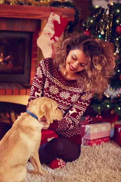 Γυναίκα με σκύλο για τα Χριστούγεννα — Φωτογραφία Αρχείου