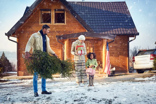 Liten flicka med hennes föräldrar förbereda julen — Stockfoto