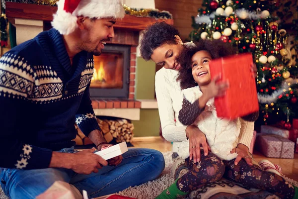 Счастливая улыбающаяся афроамериканская семья в рождественской атмосфере — стоковое фото