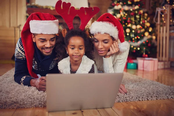 Santa Claus viftande på verandan i sitt trähus — Stockfoto