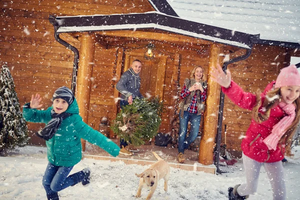 Glückliche Familie im Winterurlaub mit Kindern — Stockfoto