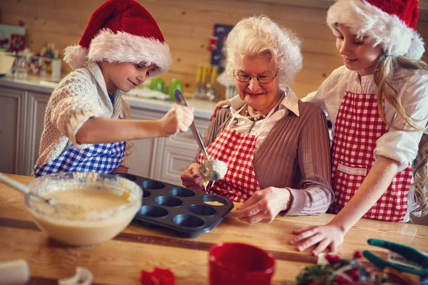 Nietos disfrutando con la abuela preparando cocinero de Navidad — Foto de Stock