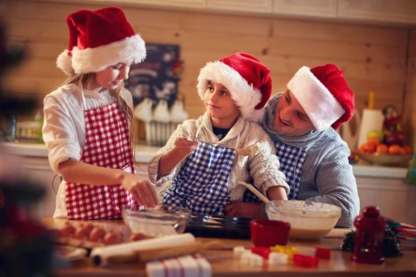 Niños hornear galletas con el padre en Navidad — Foto de Stock