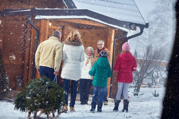Willkommen zu Weihnachten - Familie, Urlaub, Jahreszeit und Personenkonzept — Stockfoto