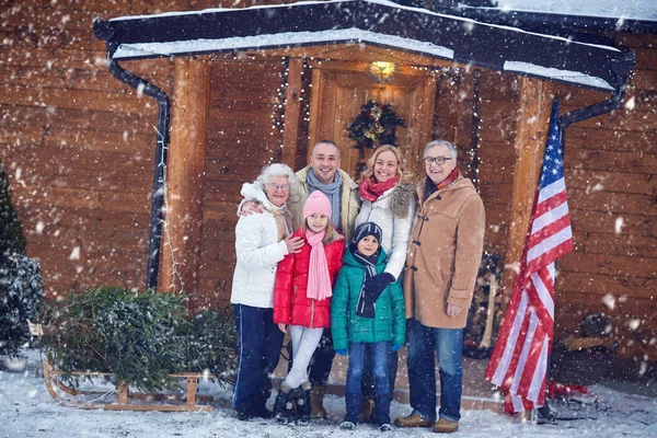 Portret rodziny odkryty na Boże Narodzenie — Zdjęcie stockowe