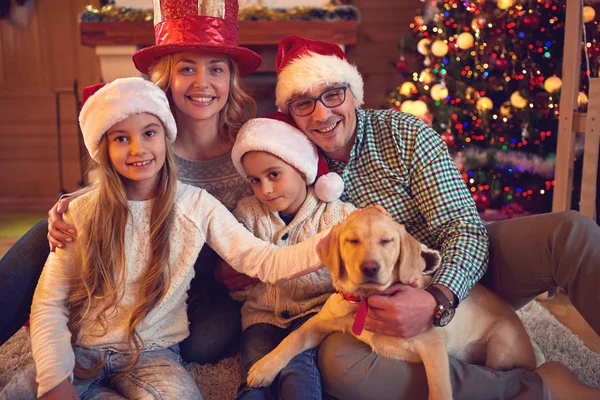 Retrato familiar en casa en Navidad — Foto de Stock