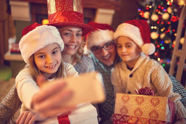 Tempo para selfie família no Natal — Fotografia de Stock