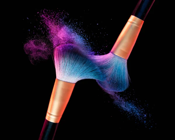 Cepillo de maquillaje con explosión de polvo azul en negro — Foto de Stock