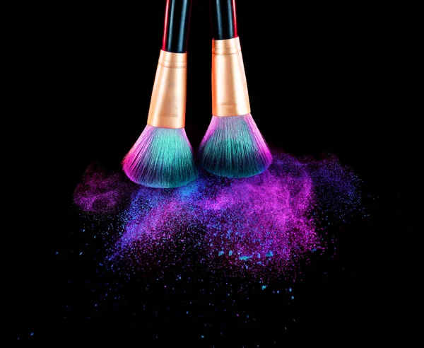 Cepillo de cosméticos y polvo de maquillaje explosión — Foto de Stock