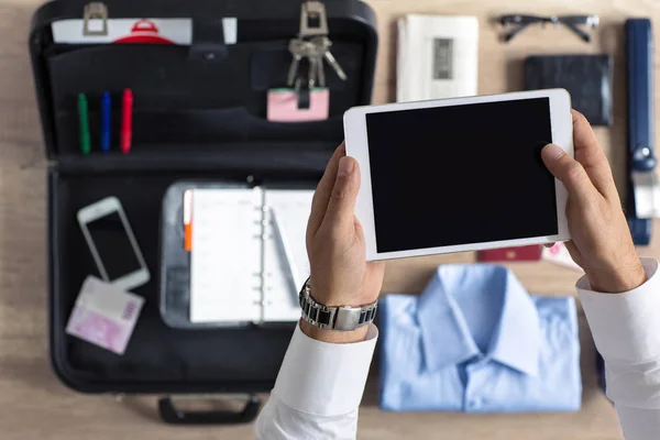 Organizzazione di uomini d'affari su tablet per lavoro — Foto Stock