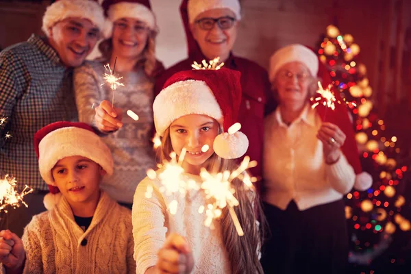 Familie met Kerstmis met grappige sparkler — Stockfoto